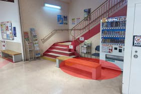 【ヤマトー八木店】販促プロモーションに最適な人通りの多い階段下にある催事スペース