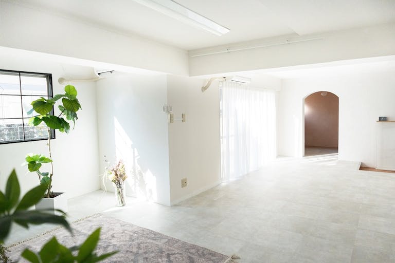 【青山一丁目駅4分】展示会や撮影に最適なバルコニー付きの白を基調としたモダンなレンタルスペースの画像1