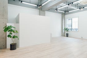 【渋谷神南エリア】白壁×コンクリート造りのスタイリッシュでモダンな空間 / 自然光も入る静かなスペース