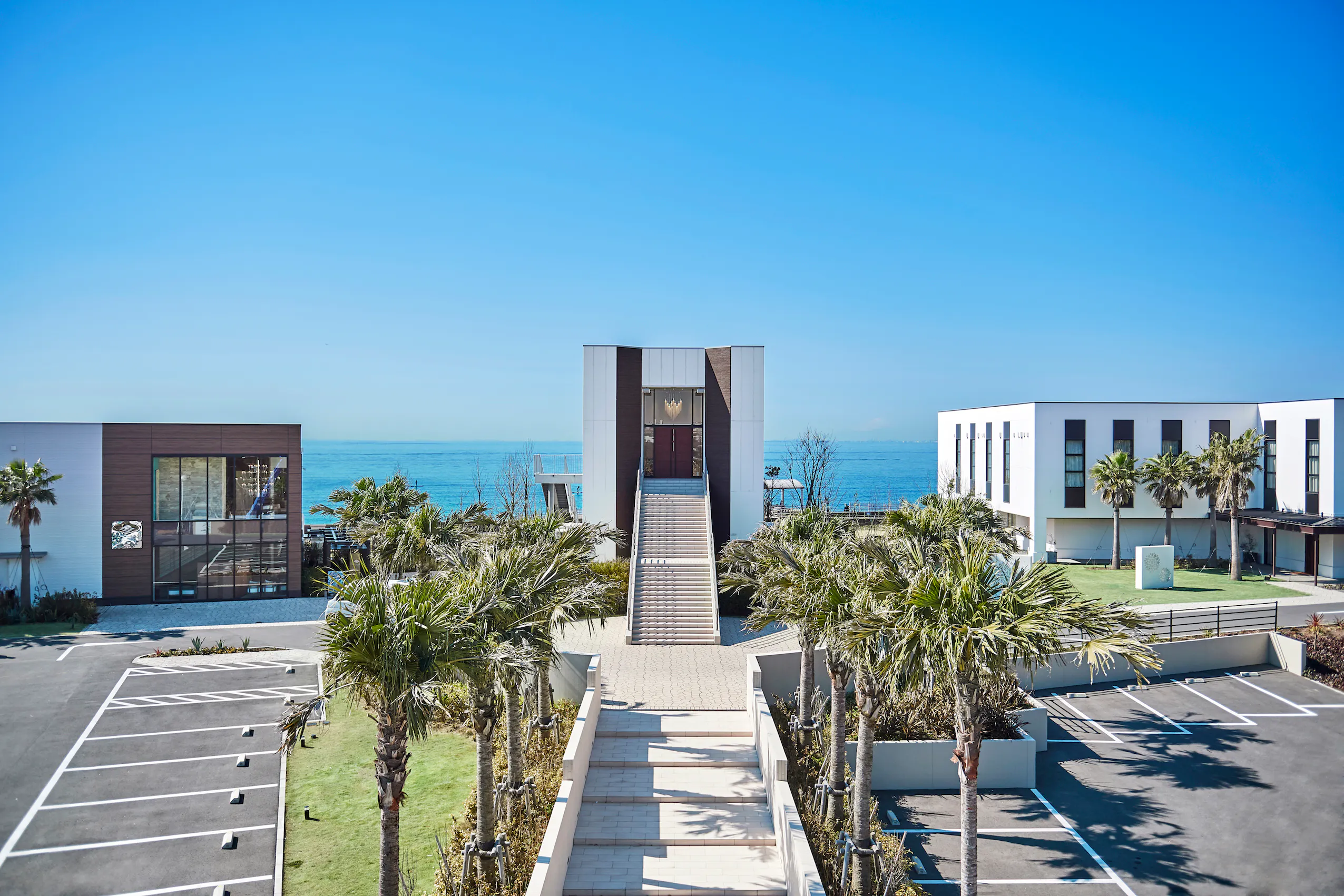 【海浜大通り】全面ガラス張りで自然光が魅力のミュージックビデオや映画撮影に適したイベントスペース(シーサイドホール)