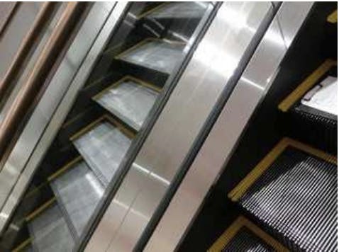 【イオンモール天童】モール内広告 エスカレーターの画像