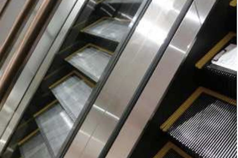 【イオンモール天童】モール内広告 エスカレーターの画像1