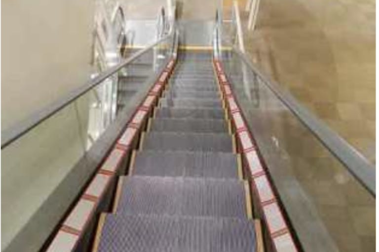 【イオンモール天童】モール内広告 エスカレーターの画像2