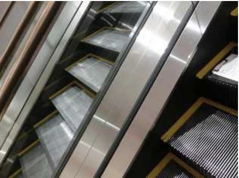 【イオンモール天童】モール内広告 エスカレーター