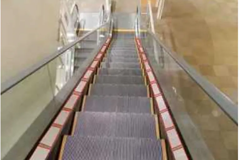 【イオンモール天童】モール内広告 エスカレーターの画像2