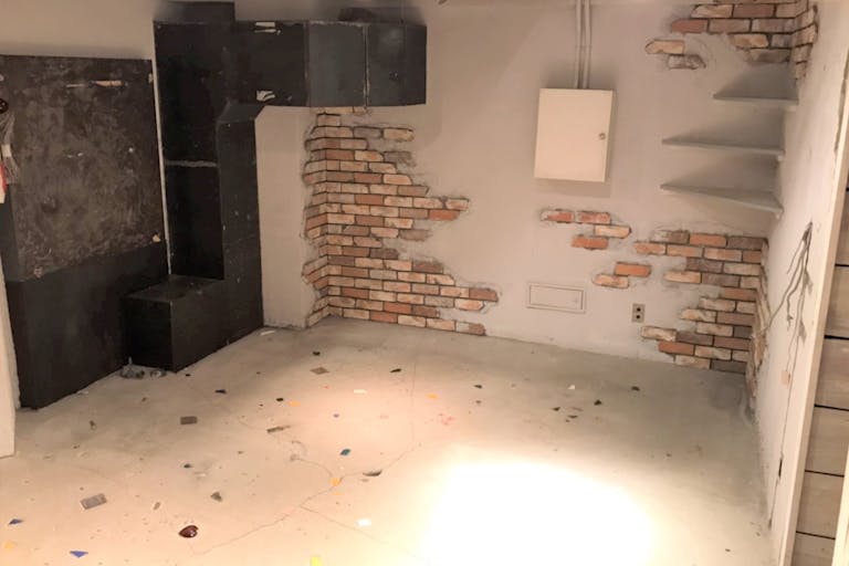 地下のコンパクトなスペースになります。