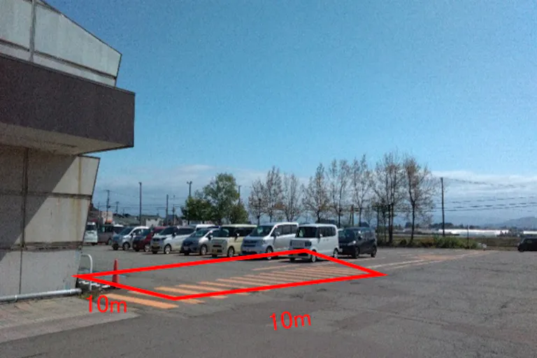 【マックスバリュ西馬音内店】駐車場① 販促プロモーションや物販に最適なスーパー店外催事イベントスペースの画像1