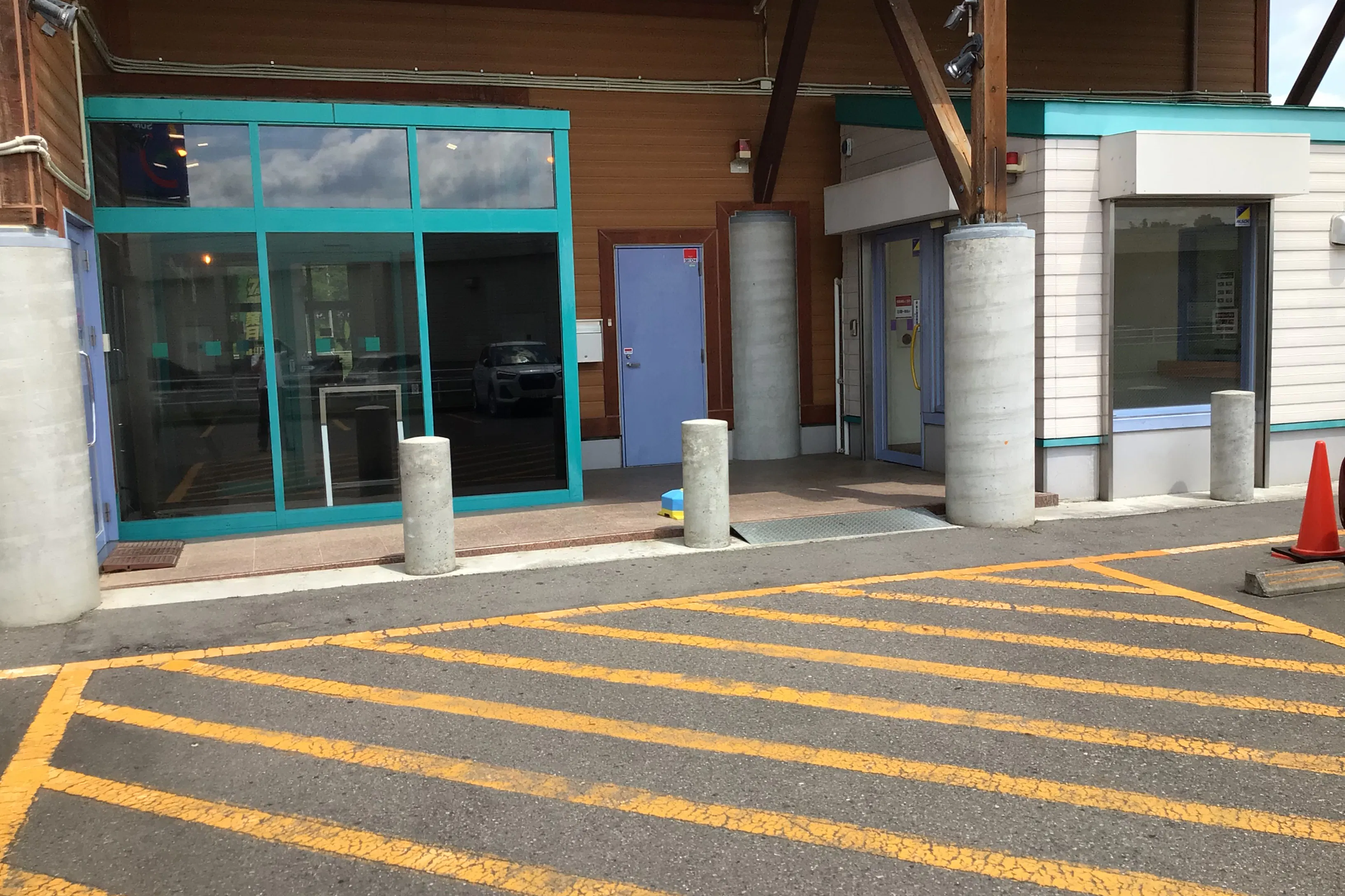 【ダイナム福島須賀川店】キッチンカーやプロモーションイベントの開催に最適なアミューズメント施設のイベントスペース(出入口前)