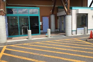 【ダイナム福島須賀川店】キッチンカーやプロモーションイベントの開催に最適なアミューズメント施設のイベントスペース(出入口前)