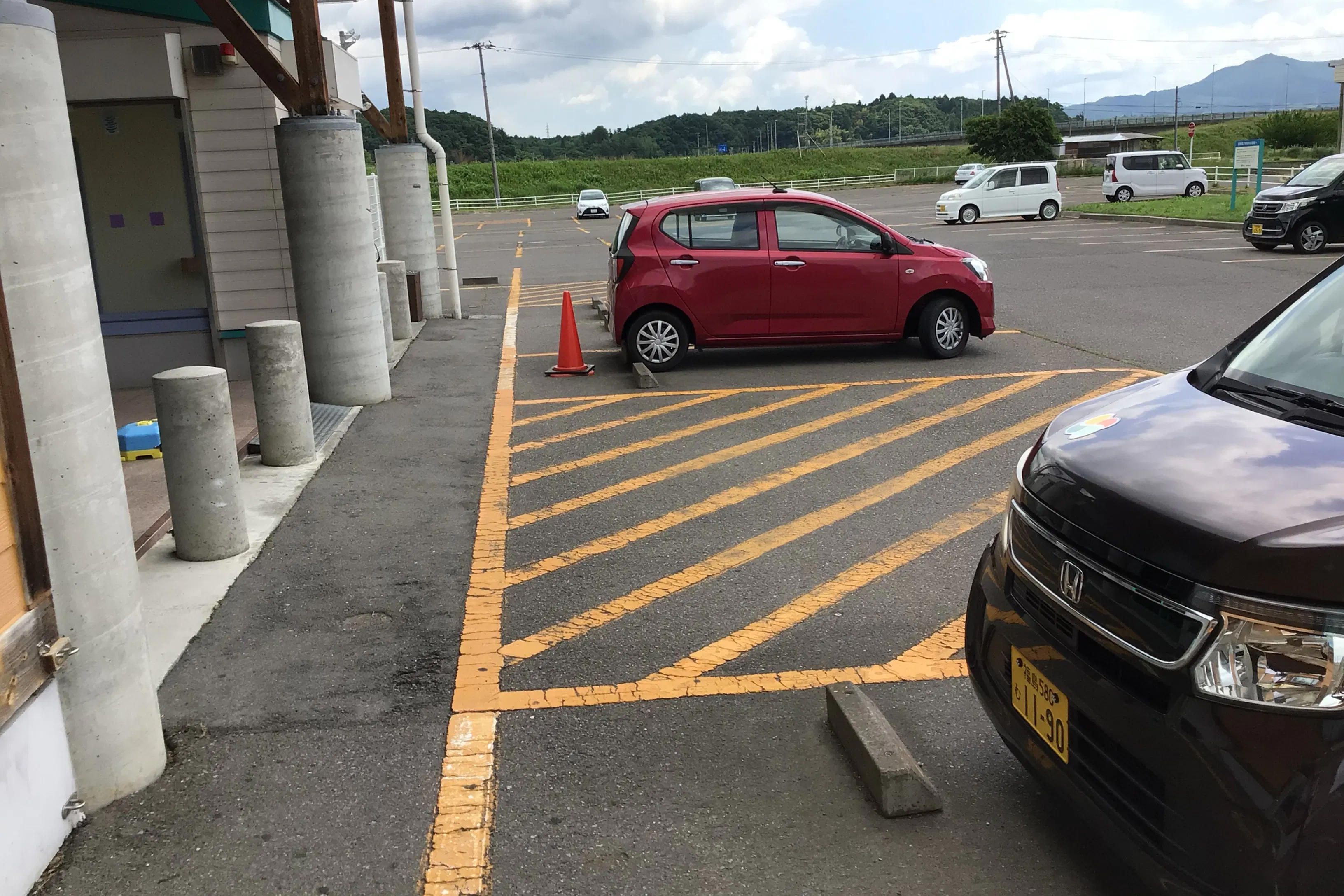 【ダイナム福島須賀川店】キッチンカーやプロモーションイベントの開催に最適なアミューズメント施設のイベントスペース(出入口前)
