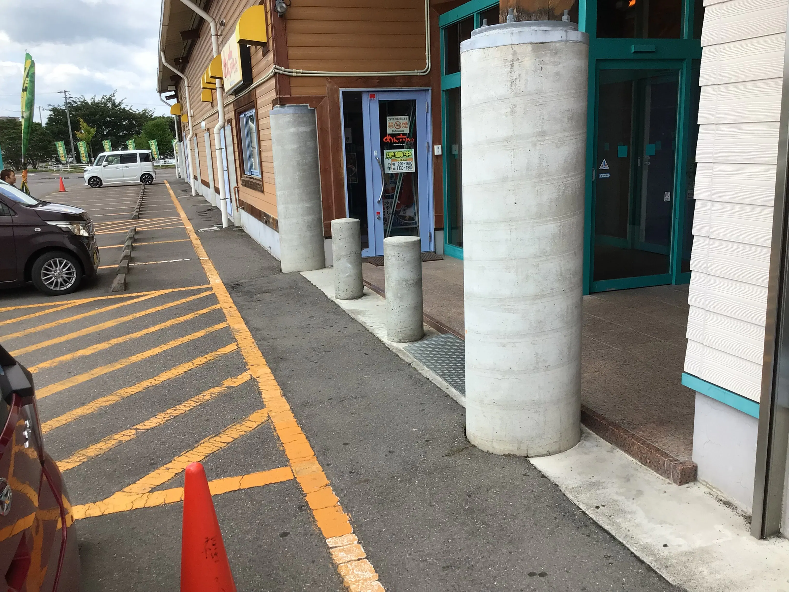 【ダイナム福島須賀川店】キッチンカーやプロモーションイベントの開催に最適なアミューズメント施設のイベントスペース(出入口前)