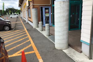 【ダイナム福島須賀川店】キッチンカーやプロモーションイベントの開催に最適なアミューズメント施設のイベントスペース(出入口前)