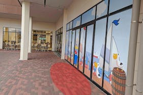 【クラスポ蒲郡】食物販等のポップアップ出店に最適な施設出入口横にある軒下スペース