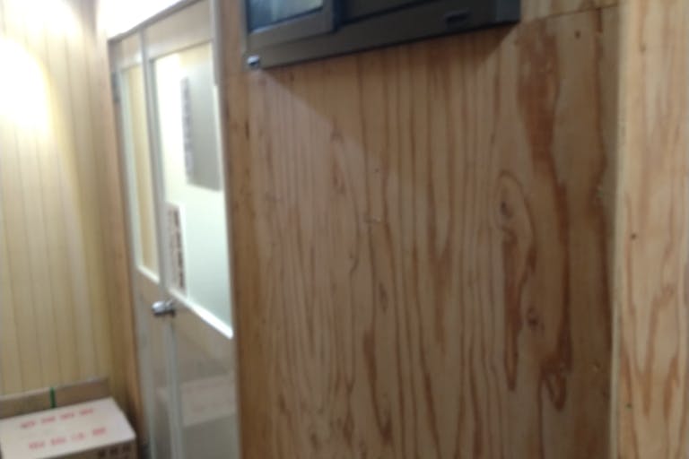 【駿河屋本町店】物販や食物販に最適な店舗の向かいにある人通りが非常に場所に面した屋台スペースの画像9