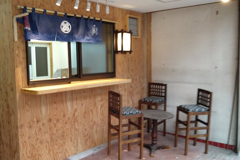 【駿河屋本町店】物販や食物販に最適な店舗の向かいにある人通りが非常に場所に面した屋台スペースの画像1