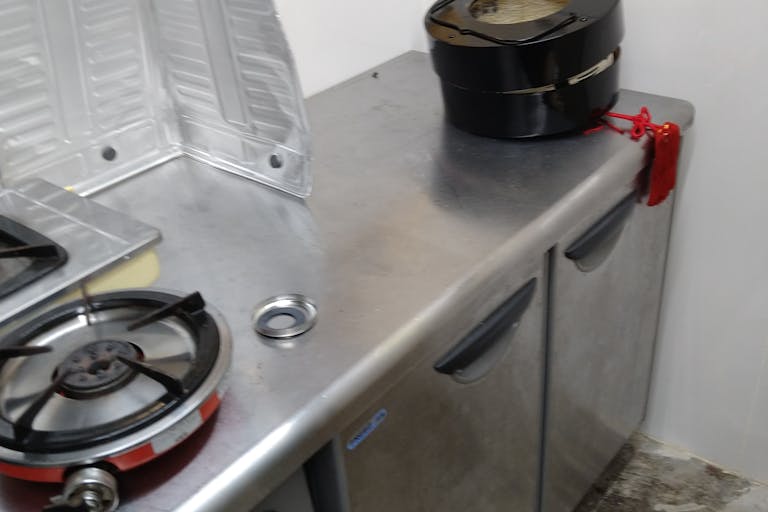 【駿河屋本町店】物販や食物販に最適な店舗の向かいにある人通りが非常に場所に面した屋台スペースの画像6