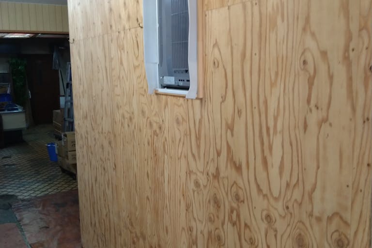 【駿河屋本町店】物販や食物販に最適な店舗の向かいにある人通りが非常に場所に面した屋台スペースの画像4