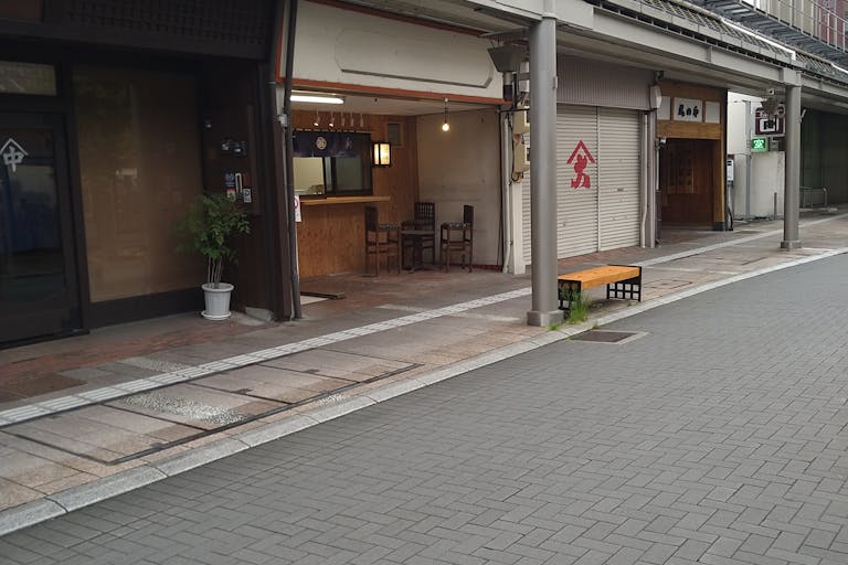 【駿河屋本町店】物販や食物販に最適な店舗の向かいにある人通りが非常に場所に面した屋台スペースの画像3