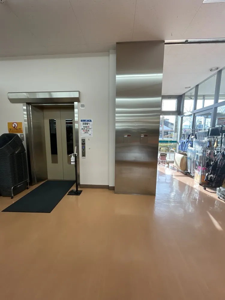 【マミーマート北鴻巣】プロモーションに利用可能なスーパーの1階エレベーター横のスペース