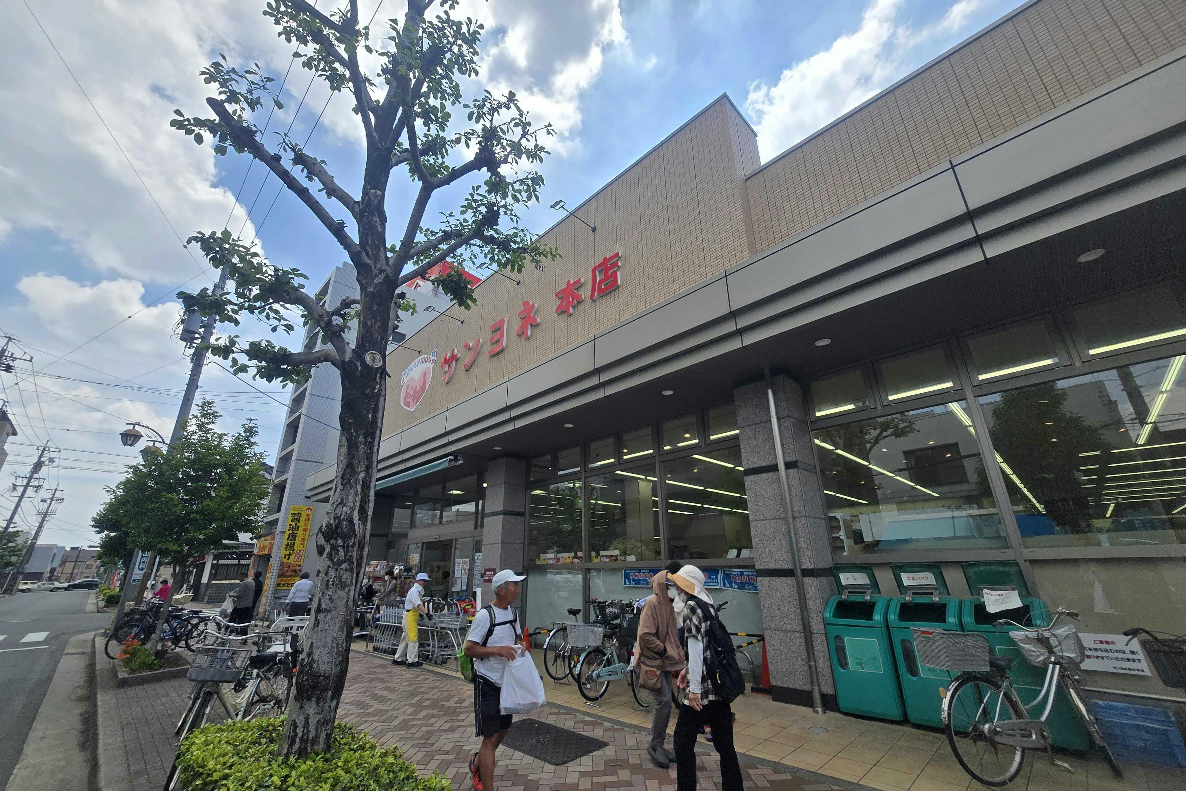 【サンヨネ魚町本店】販促プロモーションに最適な入口近くの屋外スペース