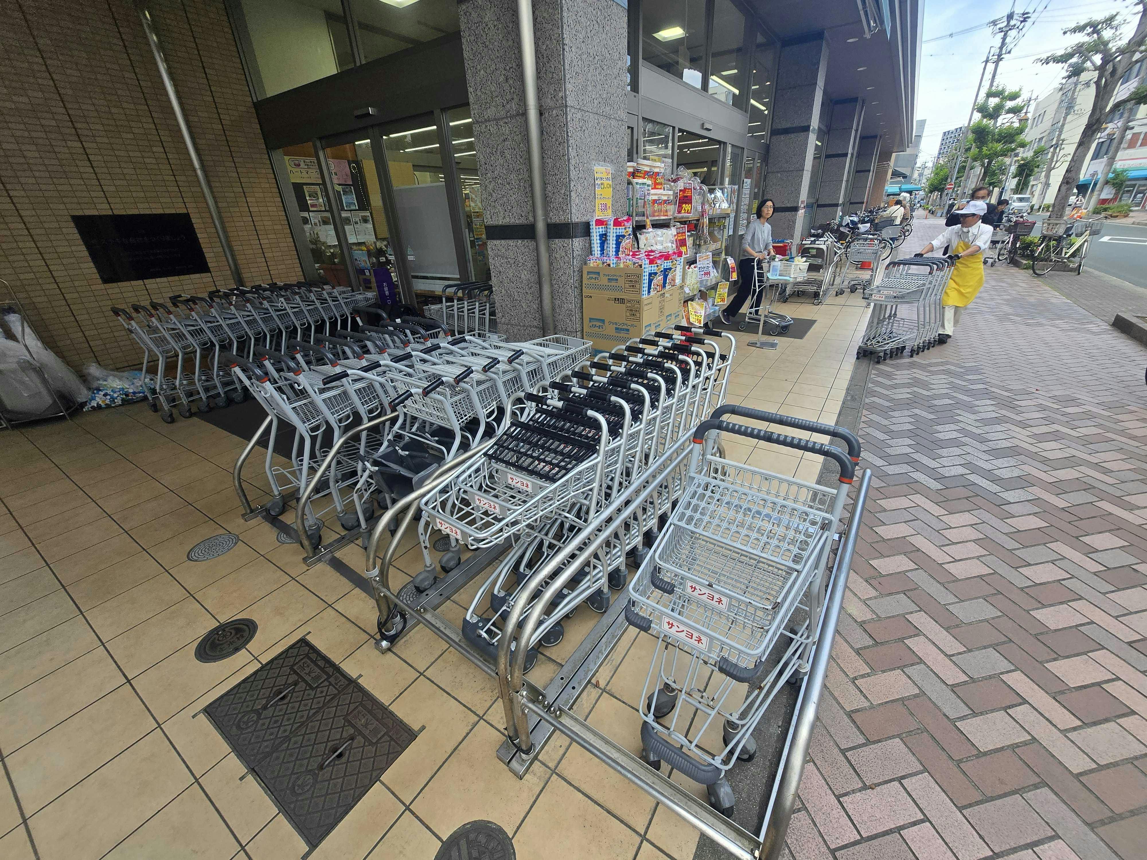 【サンヨネ魚町本店】販促プロモーションに最適な入口近くの屋外スペース