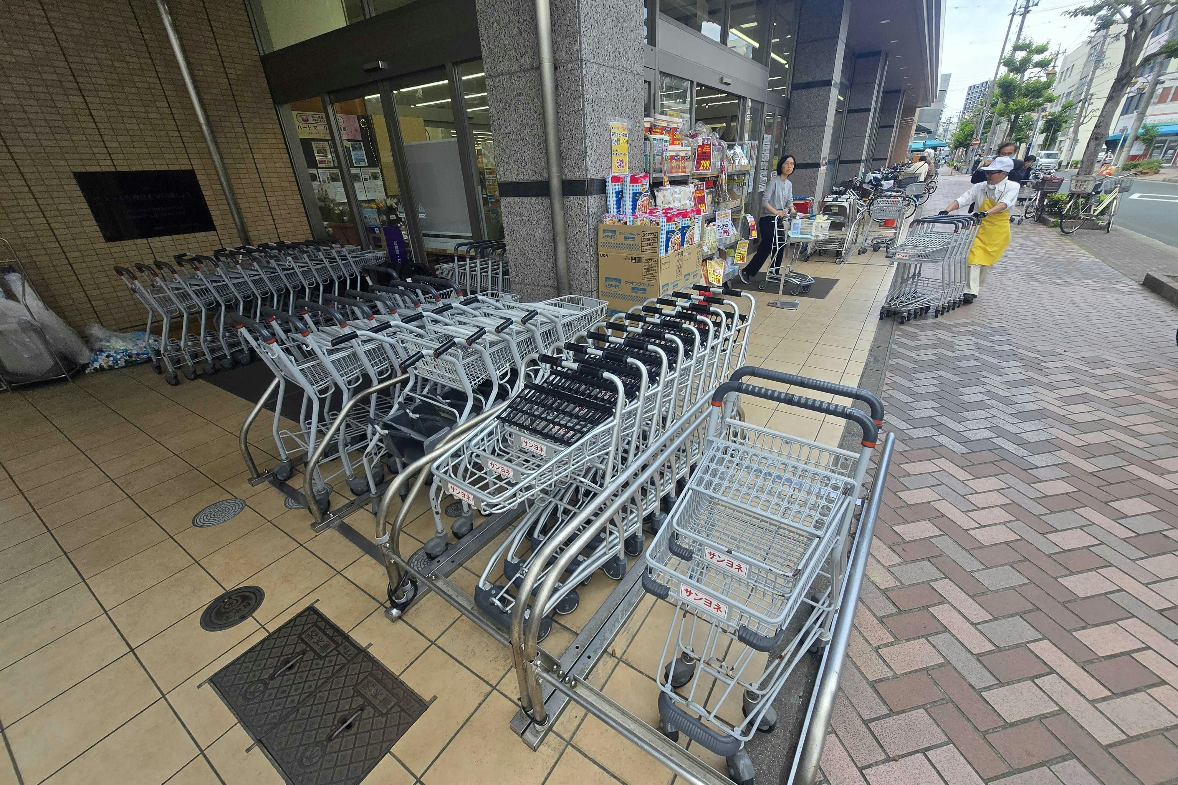 【サンヨネ魚町本店】販促プロモーションに最適な入口近くの屋外スペース