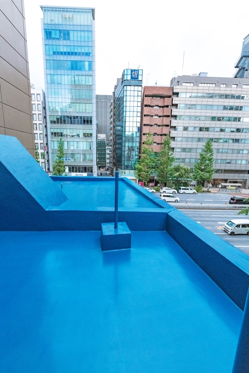 屋上（ギャラリーZ）。銀座の昭和通り、高層ビル群を目の前にすることができる空間です。美しいブルーで新たに塗装され、インスタ映えも十分です。