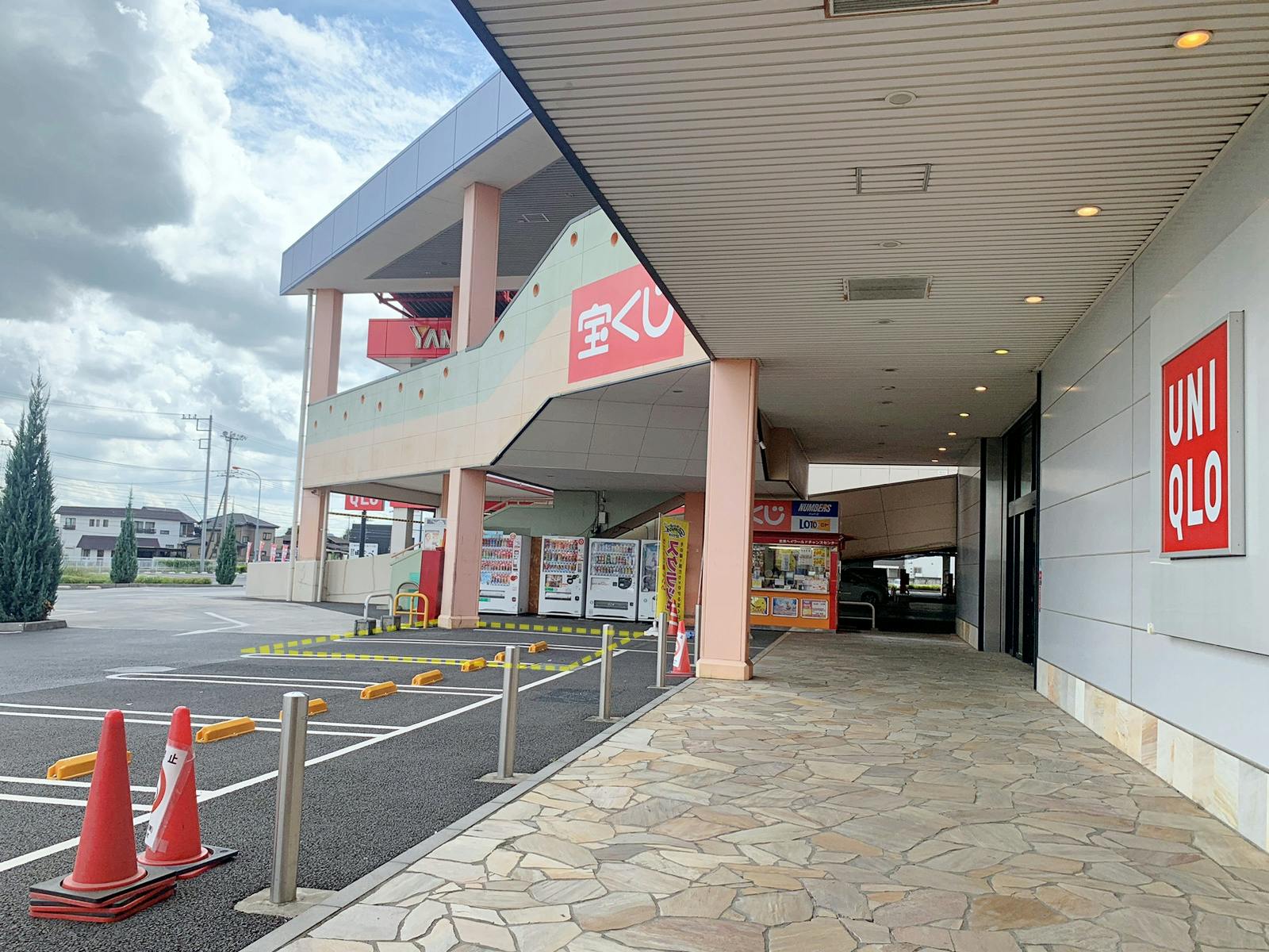 【HEY WORLD!!/2F連絡通路】電子タバコのPR等に最適な地域密着型商業施設にある試喫実施可能な屋根付きの屋外スペース