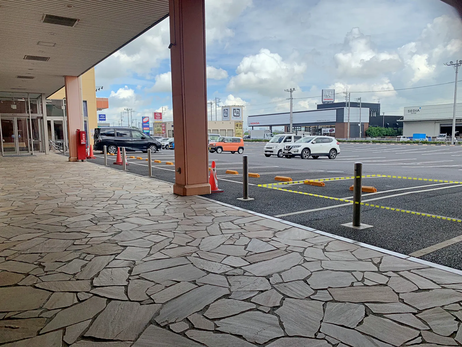 【HEY WORLD!!/2F連絡通路】電子タバコのPR等に最適な地域密着型商業施設にある試喫実施可能な屋根付きの屋外スペース