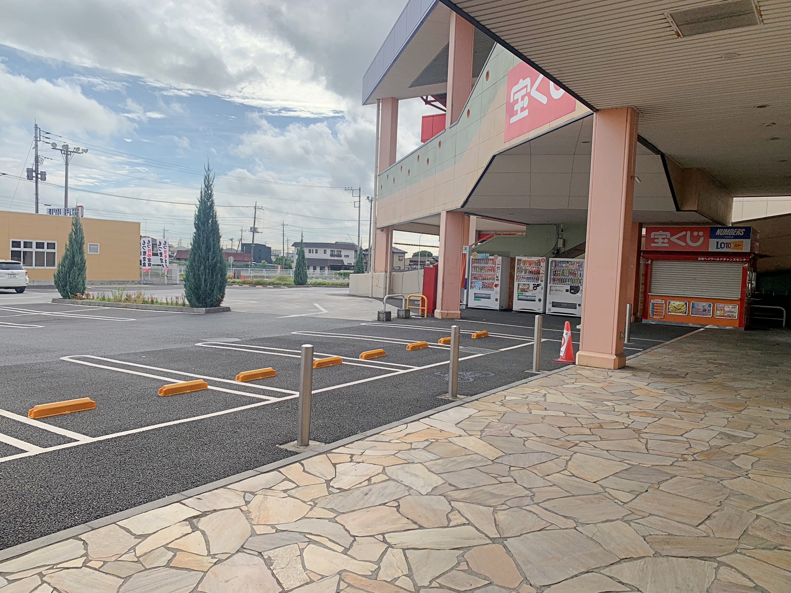 【HEY WORLD!!／2F連絡通路】電子タバコのPR等に最適な地域密着型商業施設にある試喫実施可能な屋根付きの屋外スペースの画像12