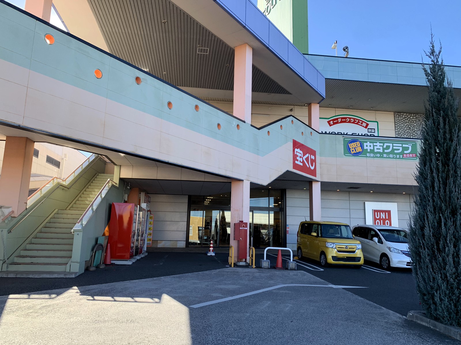 17号側、正面駐車場1F宝くじ売り場横の階段より喫煙スペースに行くことが出来ます。