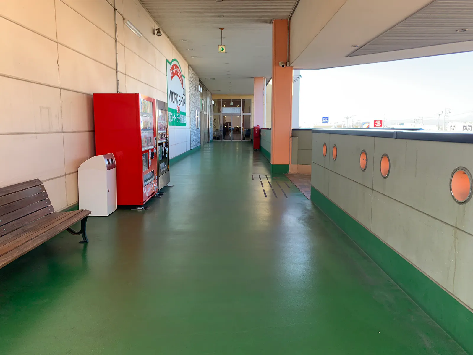 【HEY WORLD!!/2F連絡通路】電子タバコのPR等に最適な地域密着型商業施設にある試喫実施可能な屋根付きの屋外スペース