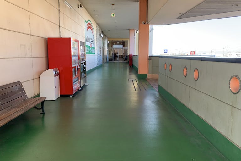 喫煙スペース通路をまっすぐに行くと2F館内に行くことが出来ます。