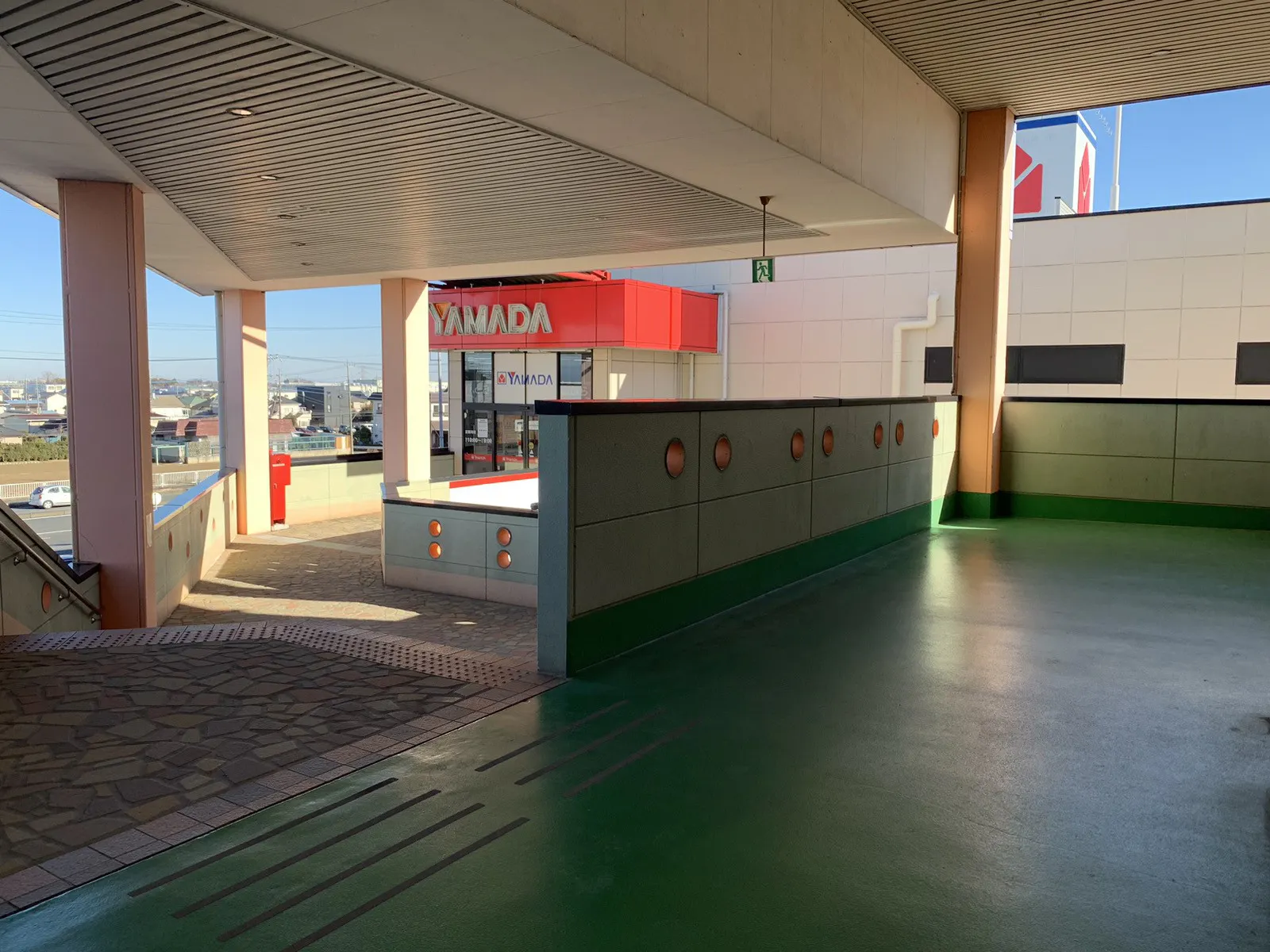 【HEY WORLD!!/2F連絡通路】電子タバコのPR等に最適な地域密着型商業施設にある試喫実施可能な屋根付きの屋外スペース