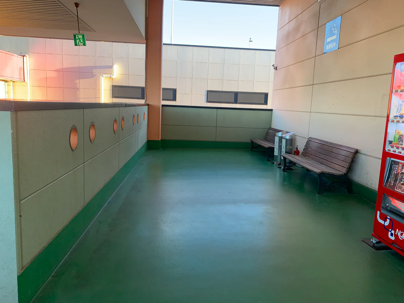 【HEY WORLD!!/2F連絡通路】電子タバコのPR等に最適な地域密着型商業施設にある試喫実施可能な屋根付きの屋外スペース