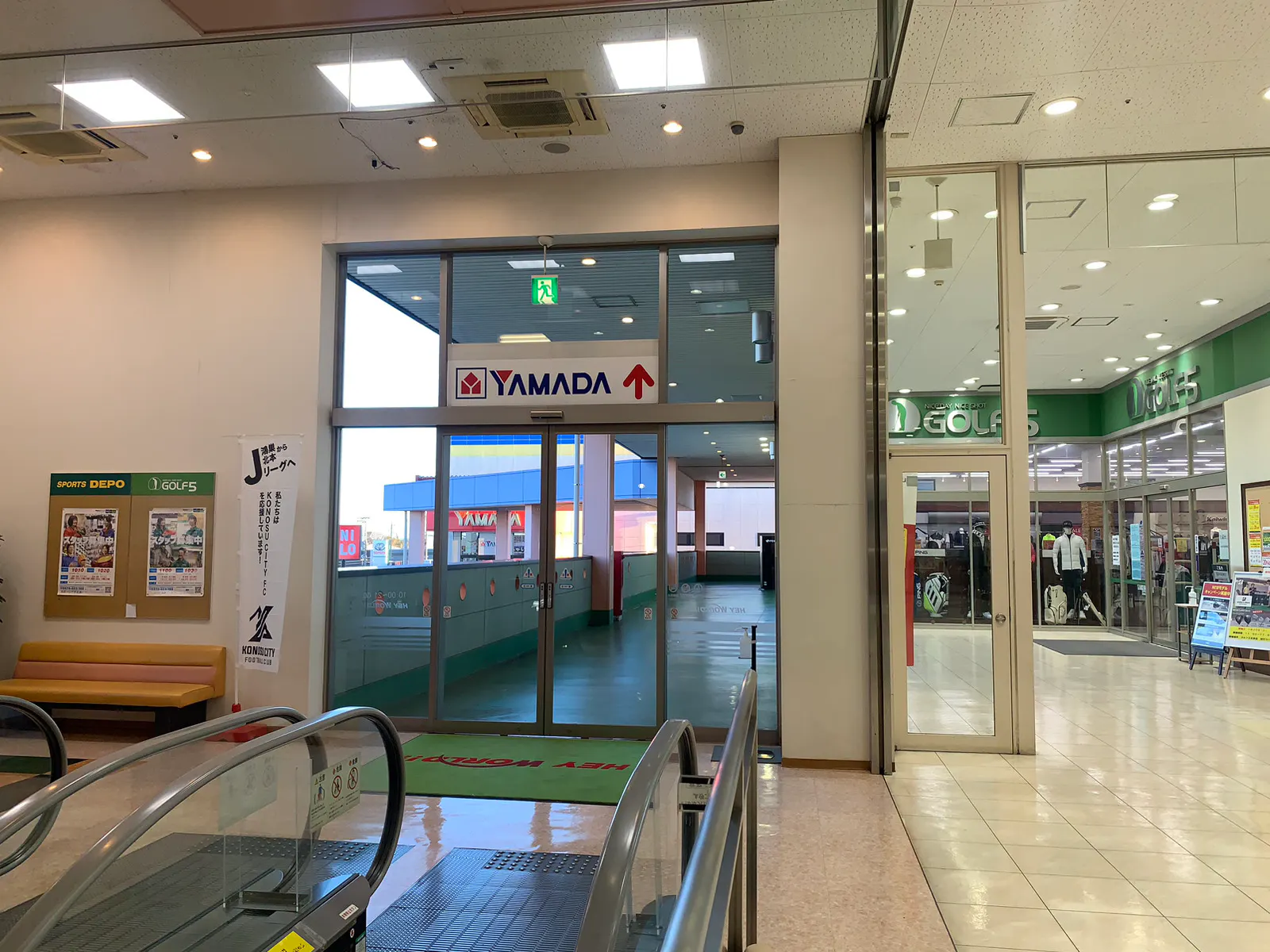 【HEY WORLD!!/2F連絡通路】電子タバコのPR等に最適な地域密着型商業施設にある試喫実施可能な屋根付きの屋外スペース