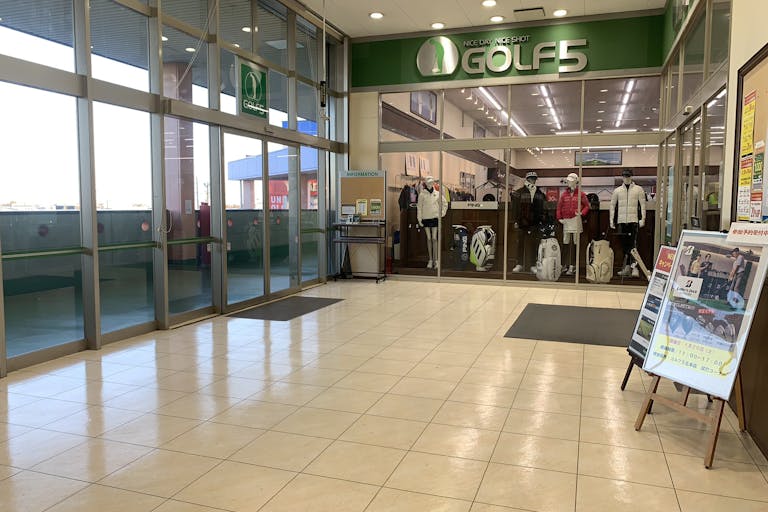 2階ゴルフ5側、自動ドアからも喫煙スペースにいくことができます。