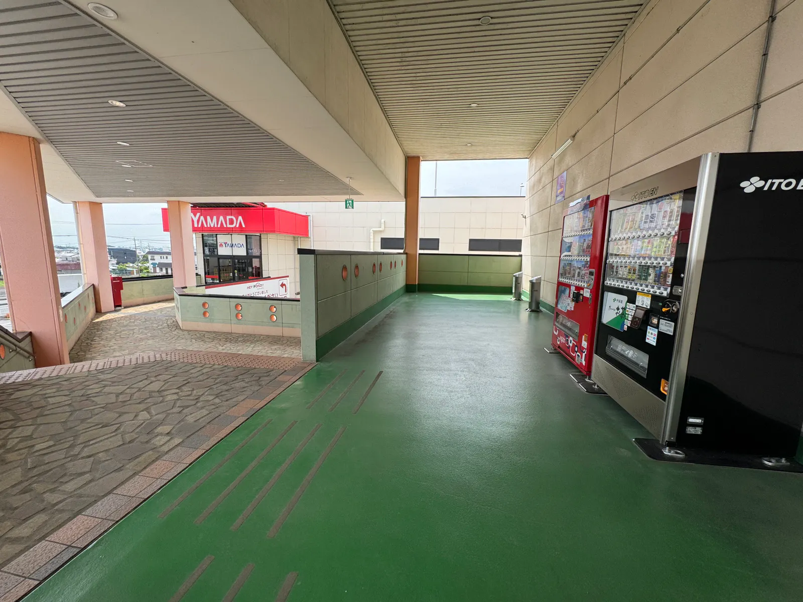 【HEY WORLD!!／2F連絡通路】電子タバコのPR等に最適な地域密着型商業施設にある試喫実施可能な屋根付きの屋外スペース