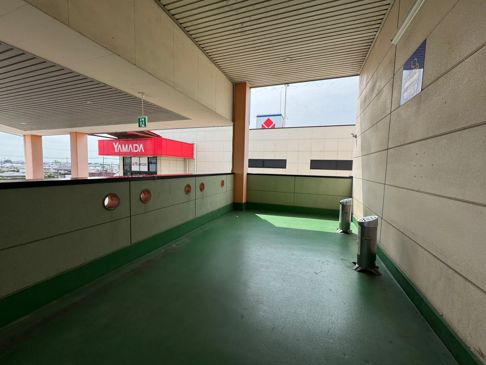 【HEY WORLD!!／2F連絡通路】電子タバコのPR等に最適な地域密着型商業施設にある試喫実施可能な屋根付きの屋外スペース