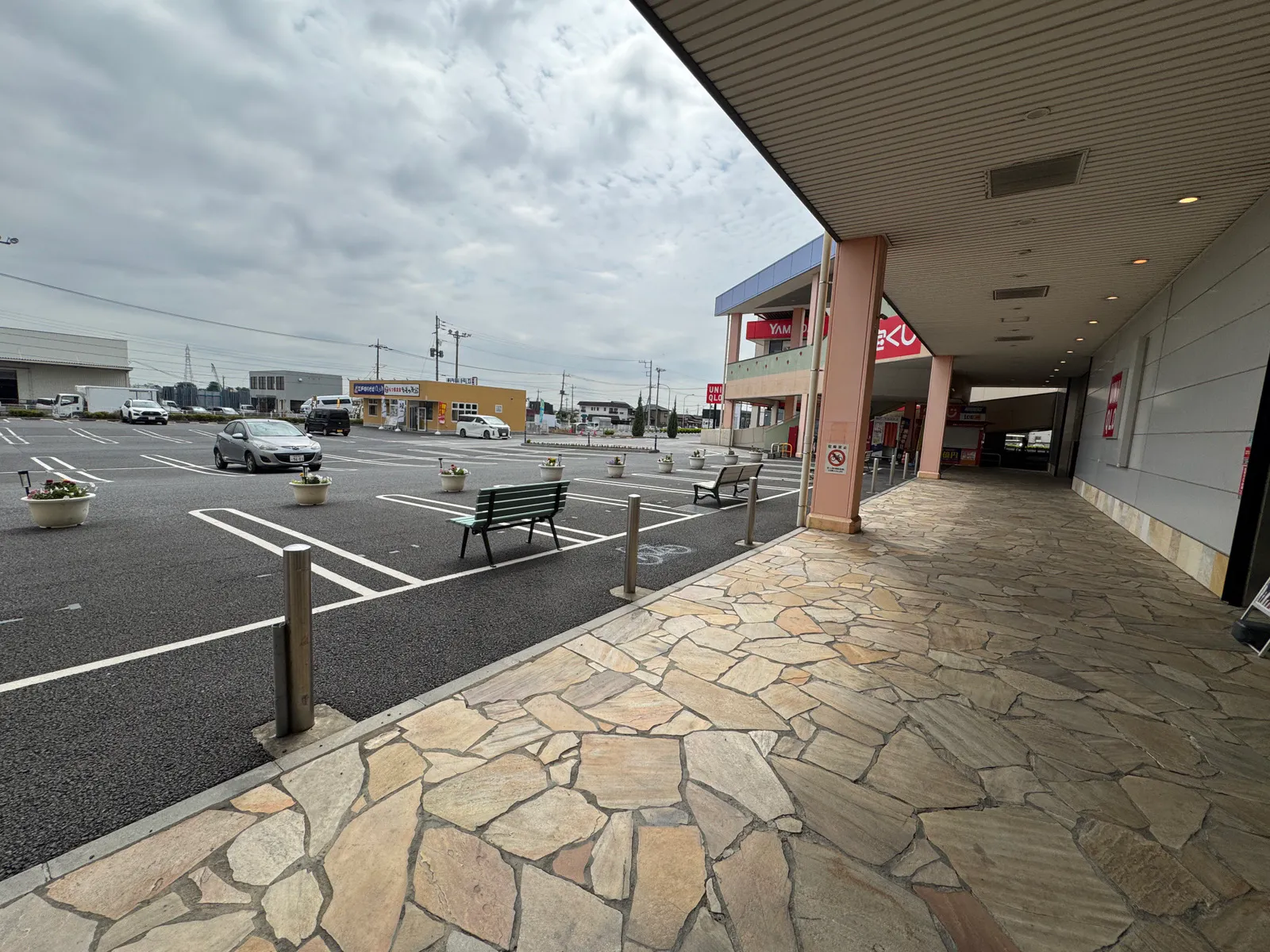 【HEY WORLD!!／2F連絡通路】電子タバコのPR等に最適な地域密着型商業施設にある試喫実施可能な屋根付きの屋外スペース