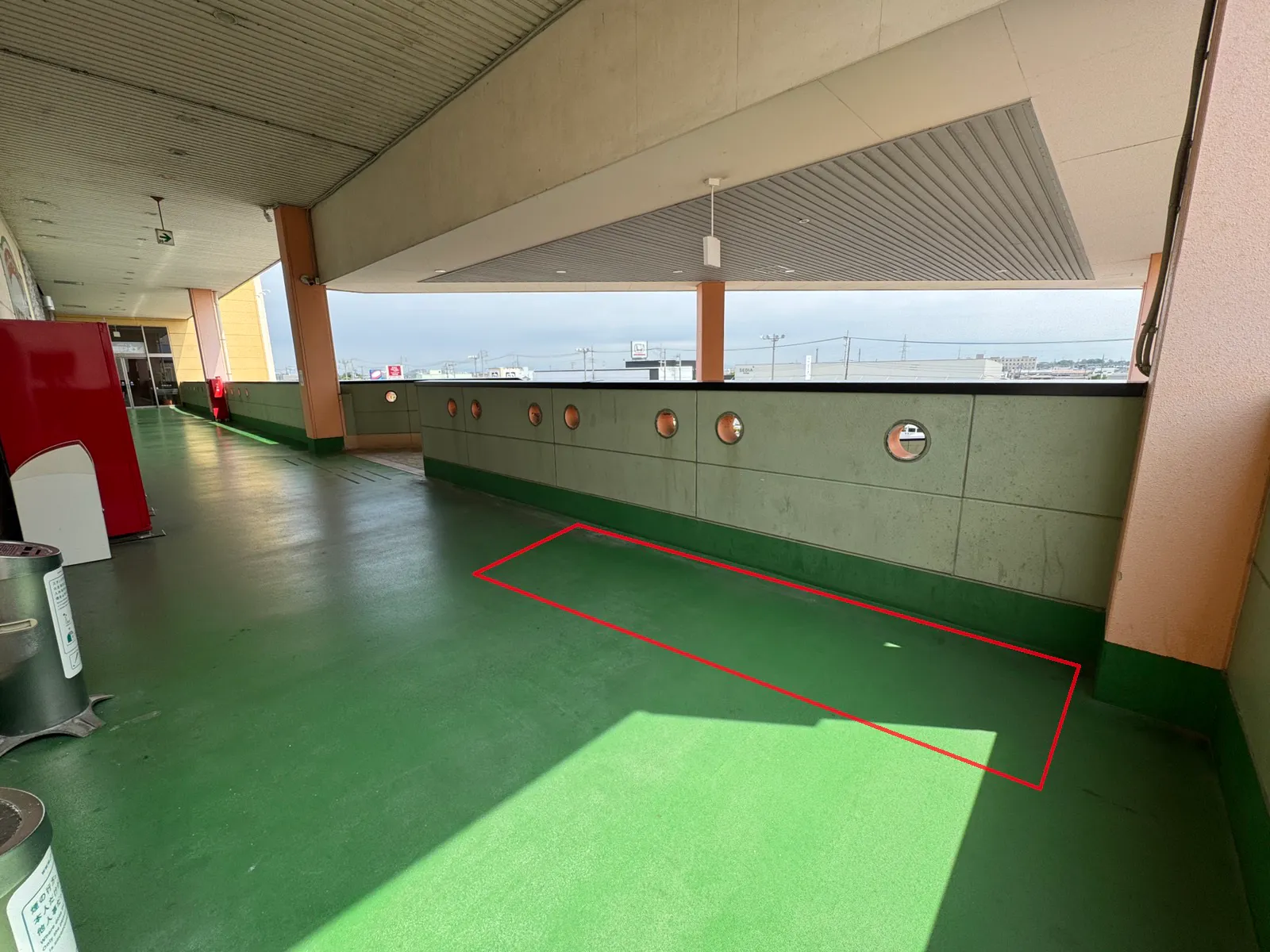 【HEY WORLD!!／2F連絡通路】電子タバコのPR等に最適な地域密着型商業施設にある試喫実施可能な屋根付きの屋外スペース