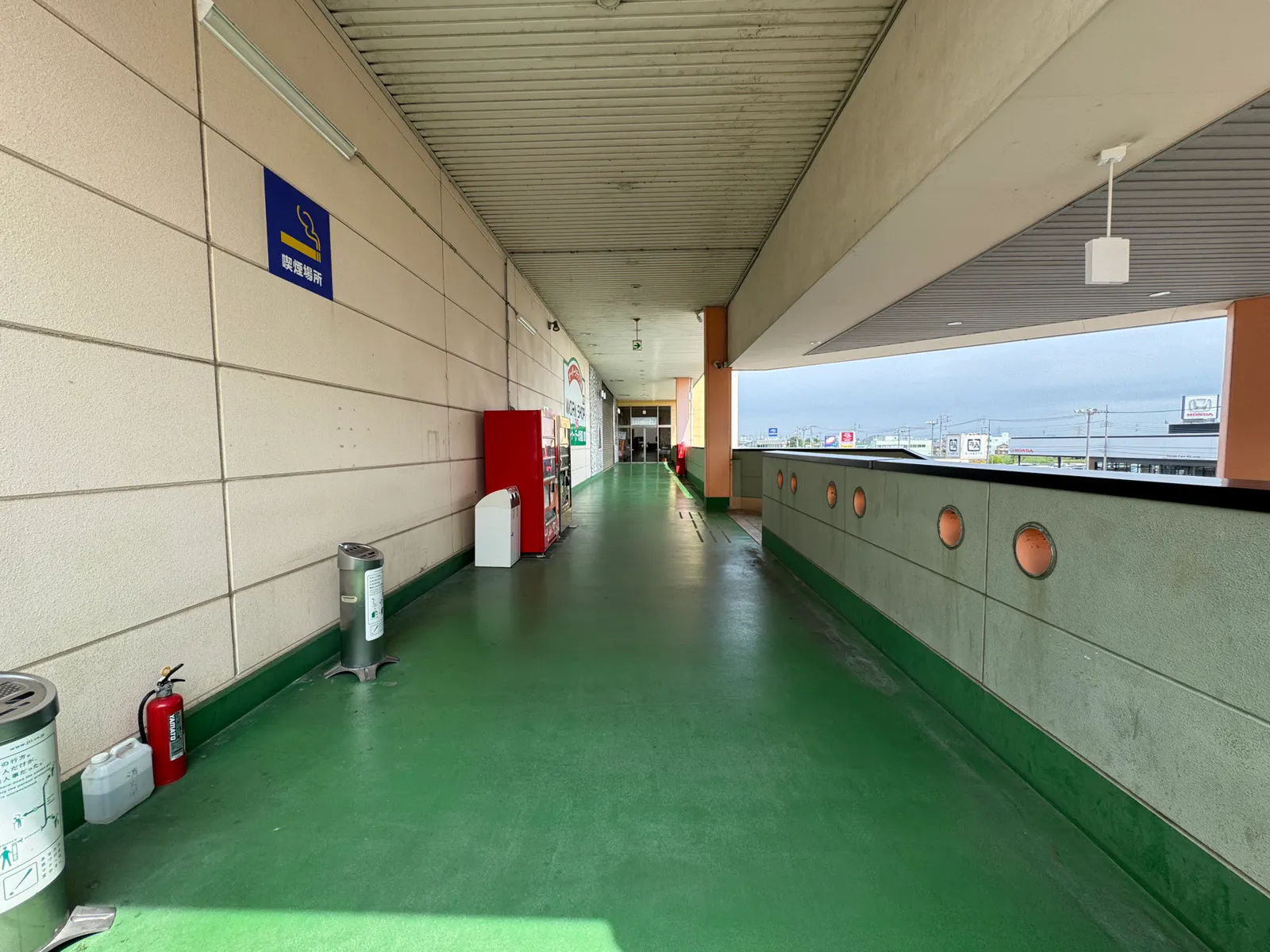 【HEY WORLD!!／2F連絡通路】電子タバコのPR等に最適な地域密着型商業施設にある試喫実施可能な屋根付きの屋外スペース