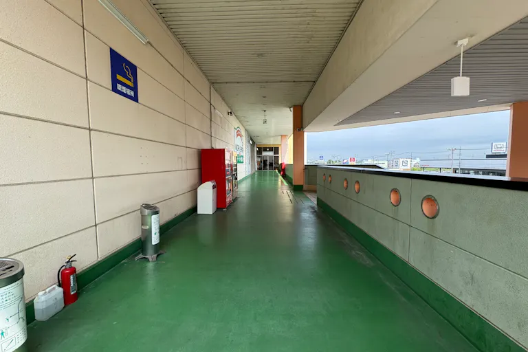 通路をまっすぐに行くと2F館内に行くことが出来ます。