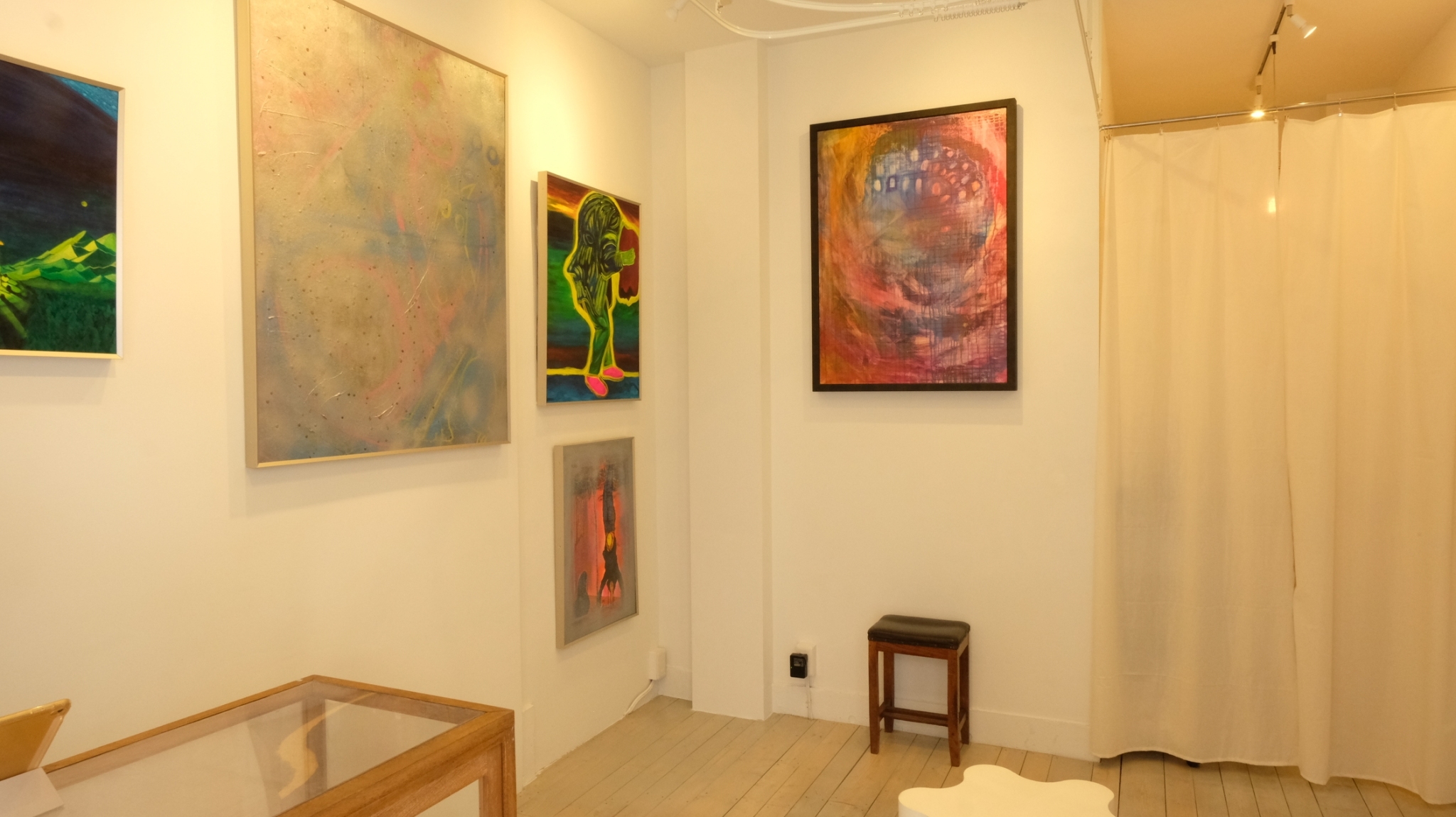 『Jフック』で大きな作品の展示も可能です。