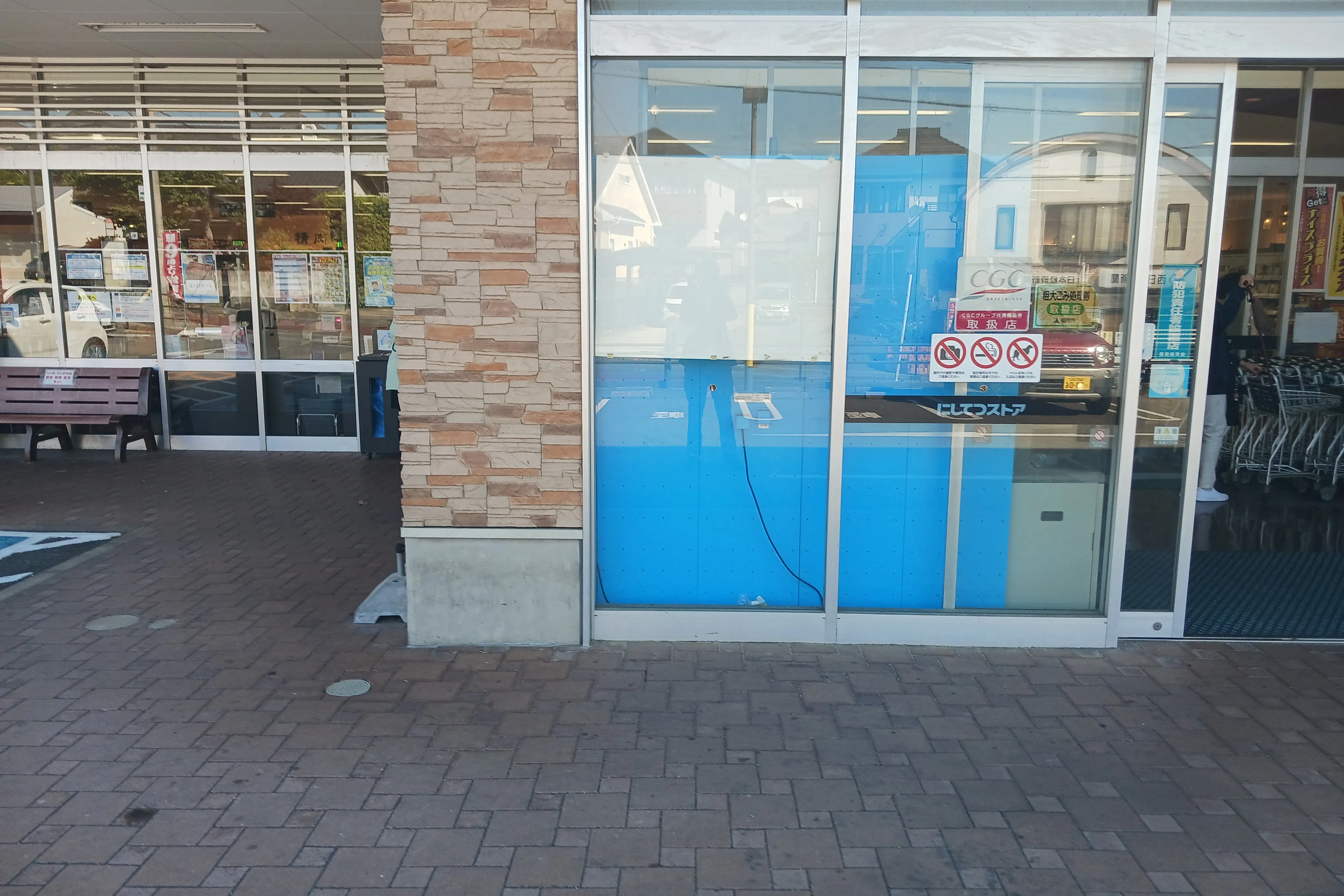 【西鉄ストア香椎花園店】店舗入り口付近 販促プロモーションや物販に最適なスーパー屋外催事イベントスペース