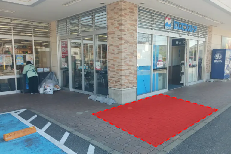 【西鉄ストア香椎花園店】店舗入り口付近 販促プロモーションや物販に最適なスーパー屋外催事イベントスペースの画像2