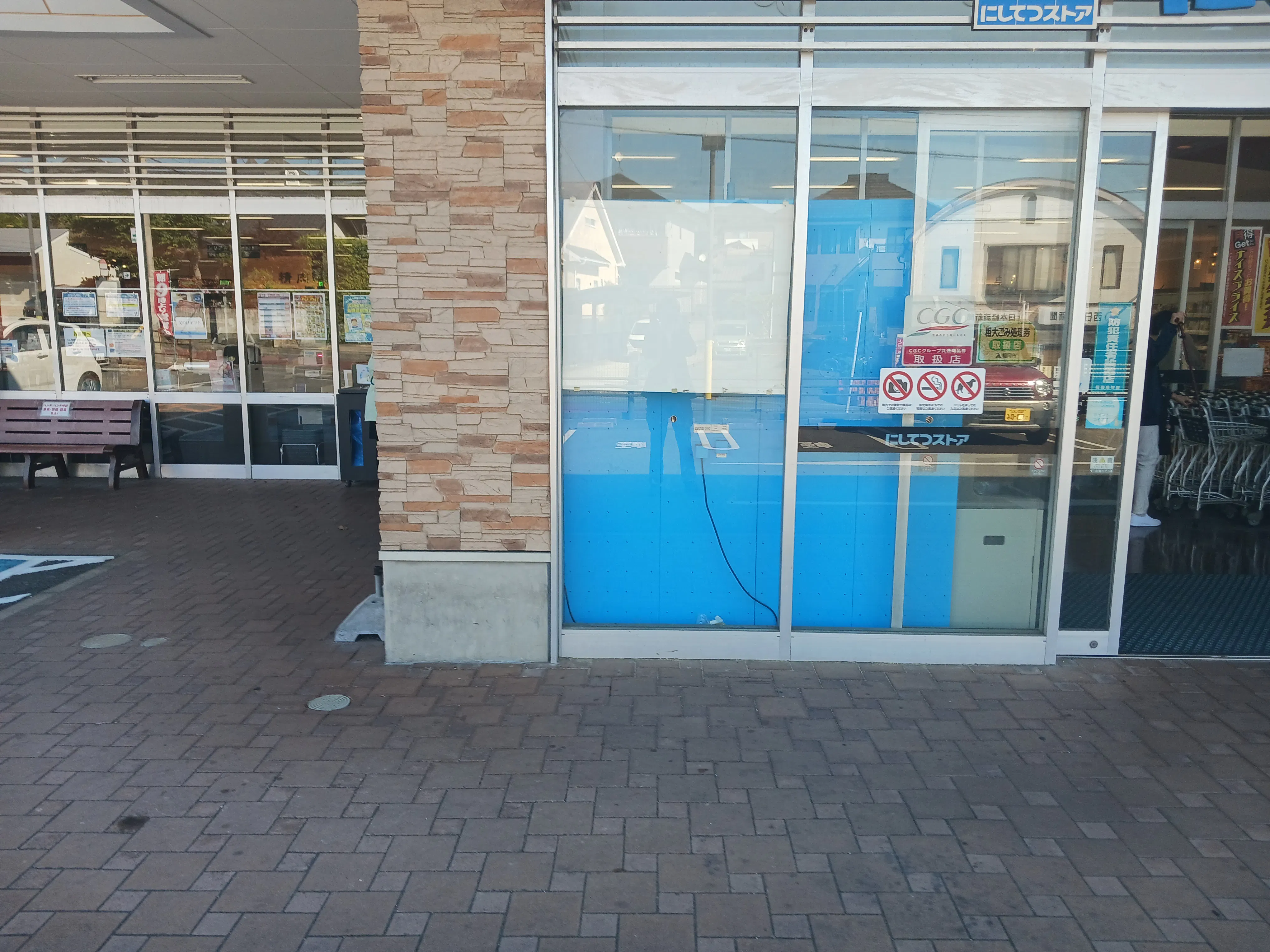 【西鉄ストア香椎花園店】店舗入り口付近 販促プロモーションや物販に最適なスーパー屋外催事イベントスペース