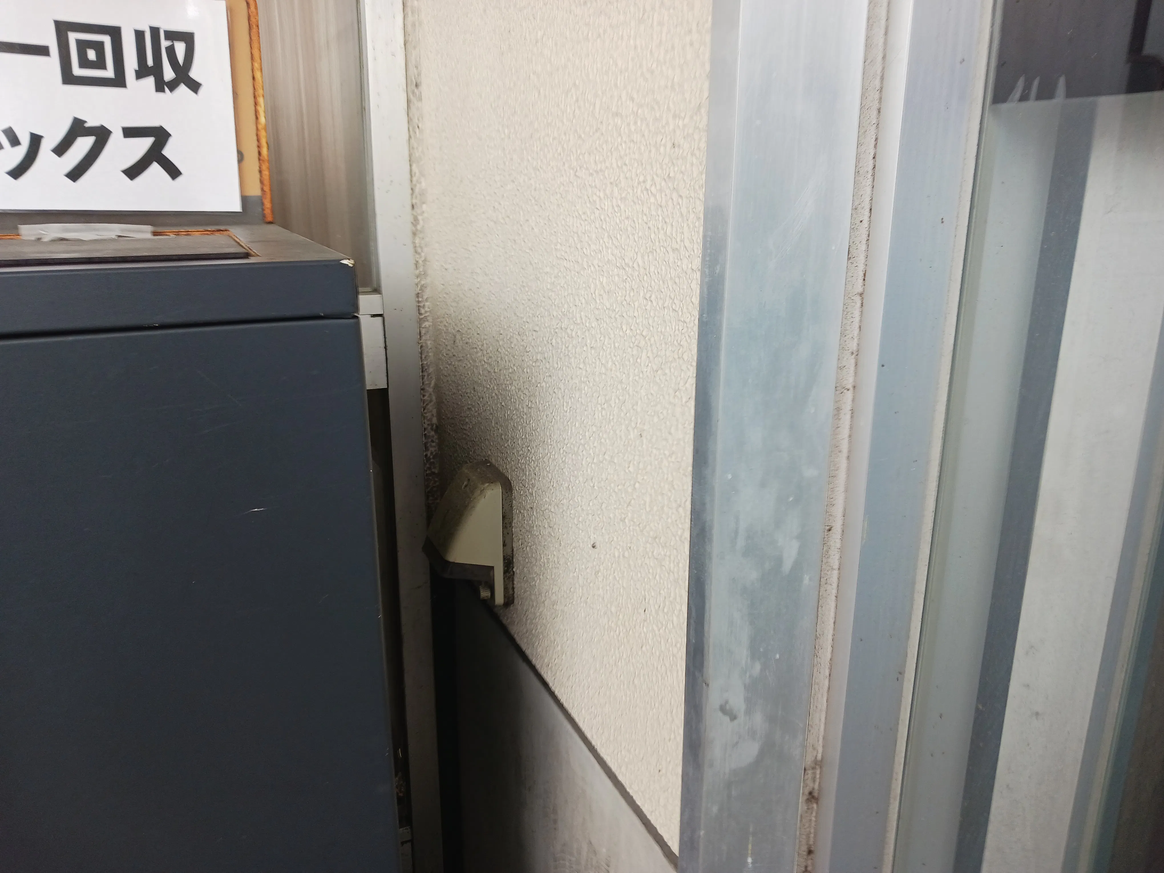 【西鉄ストア香椎花園店】店舗入り口付近 販促プロモーションや物販に最適なスーパー屋外催事イベントスペース