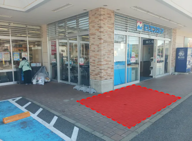 【西鉄ストア香椎花園店】店舗入り口付近 販促プロモーションや物販に最適なスーパー屋外催事イベントスペース