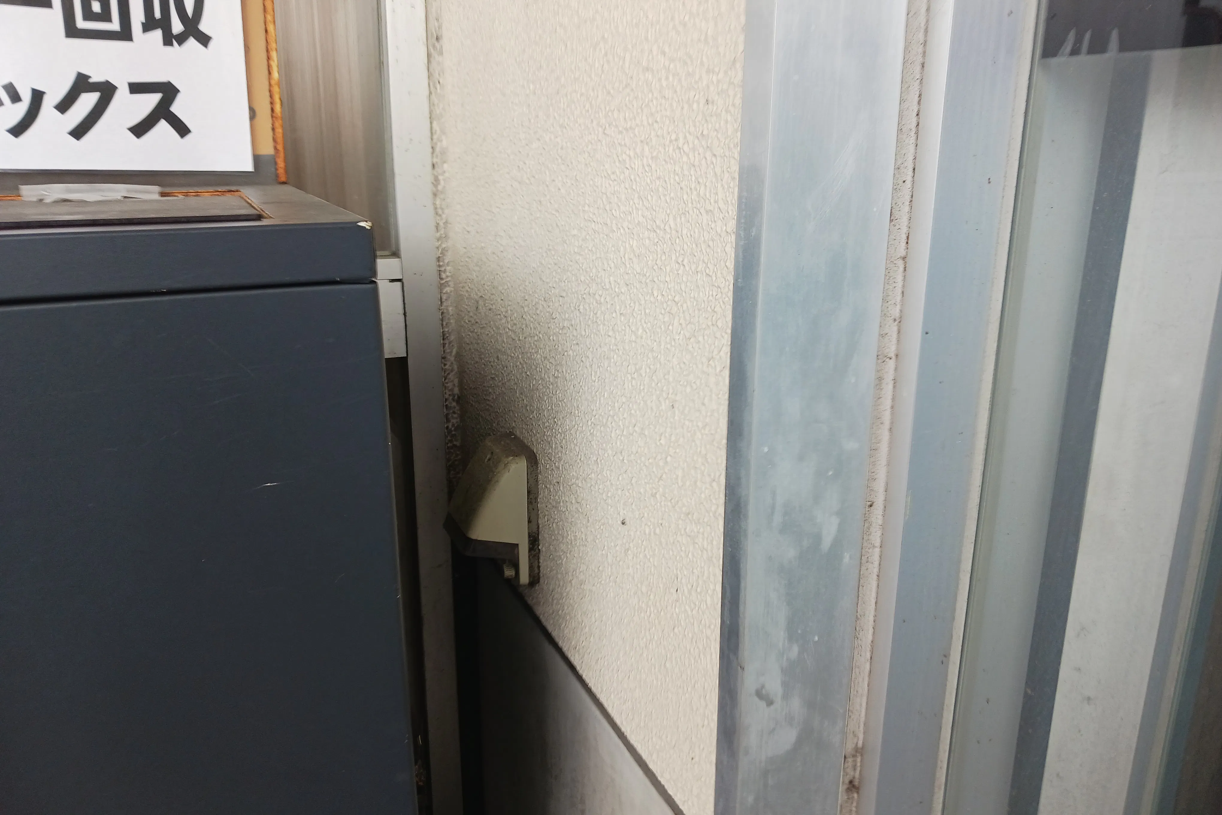 【西鉄ストア香椎花園店】店舗入り口付近 販促プロモーションや物販に最適なスーパー屋外催事イベントスペース